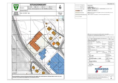 Situasjonskart som viser tomtens beliggenhet, omgivende infrastruktur (veier, jernbane), naboeiendommer og bygningers plassering med mål og arealdata.