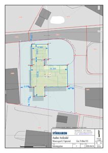 Situasjonsplan som viser bygningens plassering på tomt, grenser, veier og høydemål.