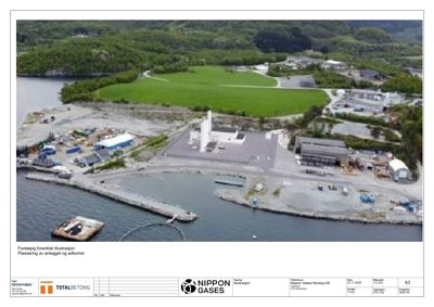 Fotografi av et eksisterende anleggstomte med bygninger, kai og omgivende natur.