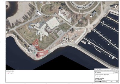 Situasjonsplan som viser tomtens beliggenhet i forhold til vann, vei og naboeiendommer med markerte områder for utbygging.