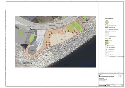 Situasjonsplan som viser plassering av nye og eksisterende elementer i et parkområde, inkludert trær, belegg, planter og vannkanten.