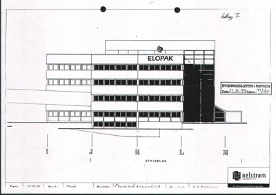 Fasadetegning av en fleretasjes bygning med 'ELOPAK' skiltet på. Tegningen viser bygningens utseende sett fra en bestemt vinkel.