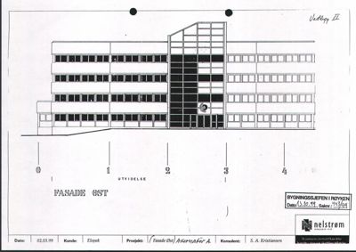 Fasadetegning av en bygning sett fra øst, med detaljer om vinduer og arkitektoniske elementer.