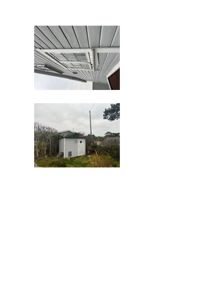 Bildet viser to fotografier av en hvit, liten bygning (trollbod eller uthus) sett fra utsiden. Det øverste bildet er et nærbilde av takkanten og vinduet, mens det nedre bildet viser hele bygningen i landskap.