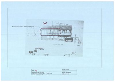 Fasadetegning som viser etasjeplaner, vinduer og en tegnet bil foran bygningen.