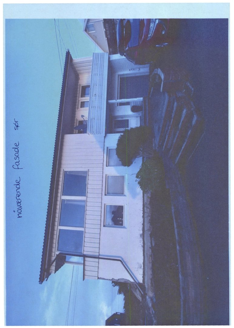 Fotografi av en eksisterende toetasjes bolig med bil og trapp sett fra siden.