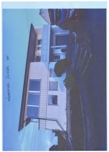 Fotografi av en eksisterende toetasjes bolig med bil og trapp sett fra siden.