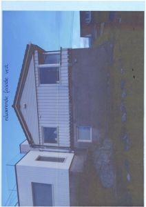 Fotografi av en eksisterende bygning sett fra vest, med teksten 'nåværende fasade vest'.