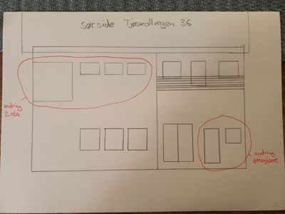 En håndtegnet fasadetegning (sørside) av en bygning med markerte endringer i vinduer og garasjeport.
