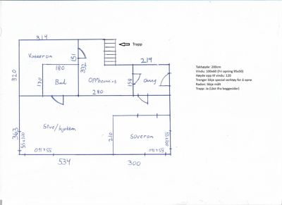 Håndskrevet etasjeplan (plantegning) som viser romfordeling, mål på rom og vegger, samt plassering av trapp og vinduer.