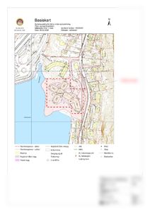 Situasjonsplan som viser bygningers plassering i forhold til hverandre, terrenget (konturlinjer) og vannmasser (Lyngbøsvatnet).
