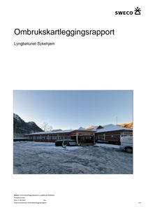 Fotografi av Lyngbøtunet Sykehjem sett fra utsiden, med snø på bakken og en bil parkert foran.