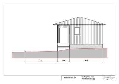Snittegning som viser tverrsnittet av en eksisterende bygning (Moloveien 21), inkludert grunnplan, takform og dimensjoner.