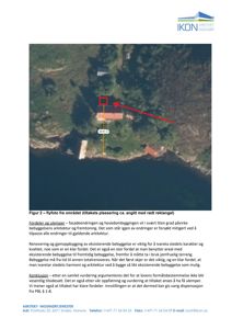 Et flyfoto over et kystområde som viser en eksisterende bygning, omgitt av skog og med havet i bakgrunnen. Bildet er merket med en rød rektangel og en pil som peker på en spesifikk plassering for et tiltak.