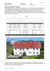 Fotografi av et eksisterende hvitt trehus med rødt tak, sett fra foran. Bildet er merket 'mot Sør' og viser bygningens fasade, takform og omgivelser.