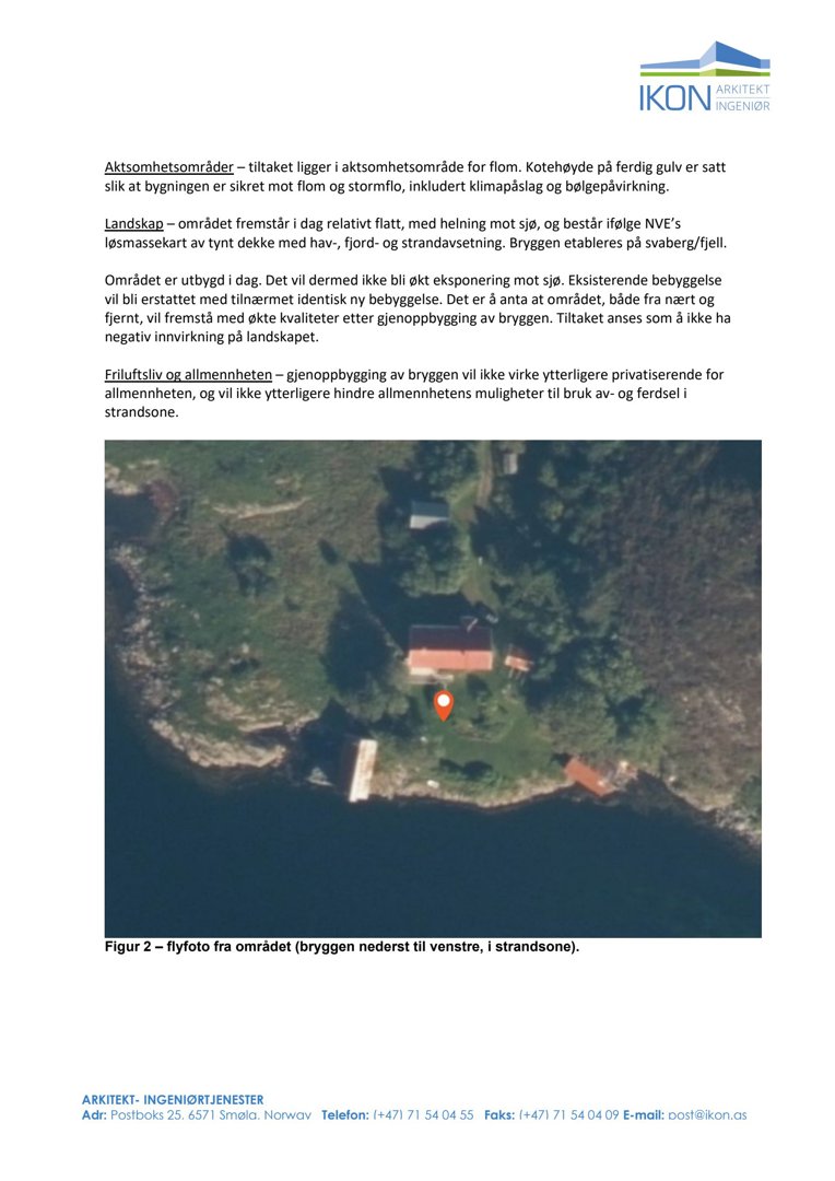 Flyfoto av et kystområde med bygninger og en markert plassering (rød markør) i en strandson.