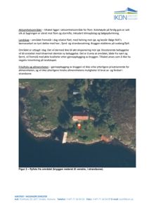 Flyfoto av et kystområde med bygninger og en markert plassering (rød markør) i en strandson.