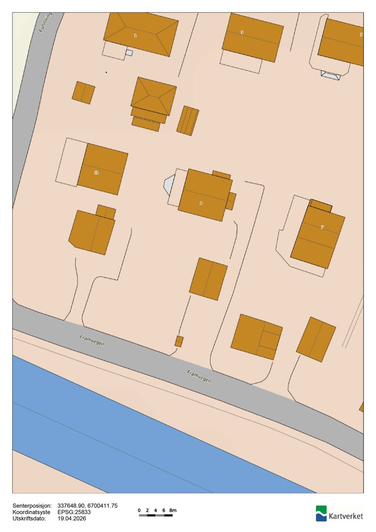 Situasjonsplan som viser tomtens beliggenhet i forhold til nabolag, veier (Framvegen) og vann. Planen inneholder også senterposisjon, koordinatsystem (EPSG:25833) og utskriftsdato.