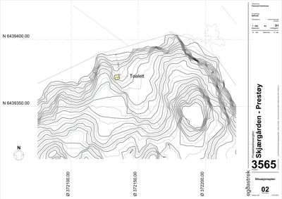 Situasjonsplan som viser terrengform med høydekurver og bygningsplassering for et toalett.