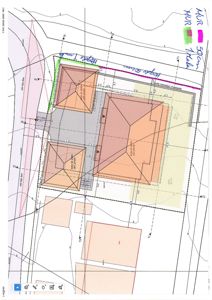 Situasjonsplan som viser tomtens grenser, bygningers plassering, høydemål og håndskrevne notater om vegger og trapp.