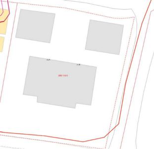 Situasjonsplan som viser tomtens grenser (røde linjer), plassering av bygninger (grå felter) og delingslinjer (31A, 31B).