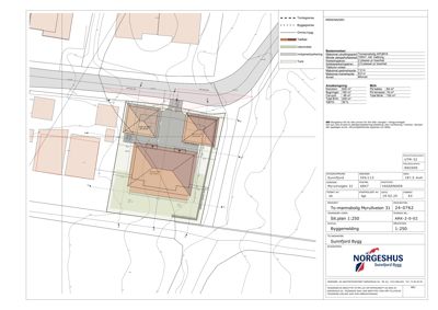 Situasjonsplan som viser tomtens beliggenhet, nabobebyggelse, veier, og plassering av det planlagte huset i forhold til tomtegrenser og reguleringslinjer.