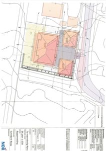 Situasjonsplan som viser tomtens grenser, bygningers plassering, innendørs/utenområde og tilstøtende infrastruktur.