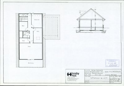 Bildet viser en tegning med etasjeplan (til venstre) og et oppriss (til høyre) for en bygning. Tegningen inneholder rombetegnelser (Sove rom, Bad, Stue, Balkong) og tekniske opplysninger om byggesaken.