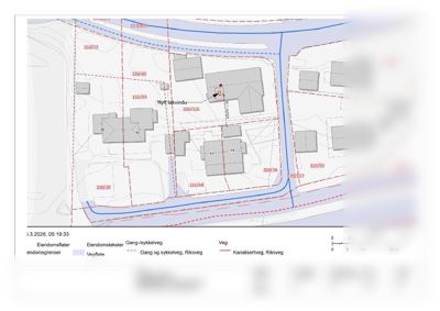 Situasjonsplan som viser eiendomsflater, eiendomsgrenser, vegforhold og plassering av bygninger i området.