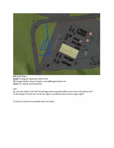 Situasjonsplan som viser tomt, bygninger, veier og grenser med markeringer.