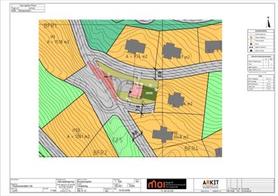 Situasjonsplan som viser tomtens beliggenhet i forhold til nabolag, vei, høydeforhold (konturlinjer) og arealoppdelinger.