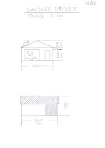 Håndtegnet fasadetegning med mål og detaljer for en port og en dør.