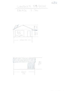 Håndtegnet fasadeopprikk for en bygning med mål og detaljer for tak, vindu og dør.