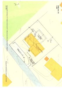 Situasjonsplan som viser tomtens grenser, plassering av bygninger (gule felter), vannveier og avstander til naboeiendommer.