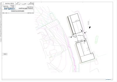 Situasjonsplan som viser tomtens form, terrengforhold (konturlinjer), eksisterende og planlagt bygninger, samt orientering (NORD).