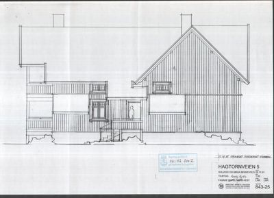 Fasadetegning av en bolig med tak og vindusdetaljer