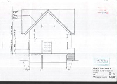 Snittegning av en bolig som viser tverrsnittet gjennom bygningen, inkludert takform, vinduer og trapp.