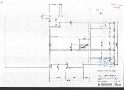 Etasjeplan eller grunnmurplan med romfordeling, mål og bygningsplassering.