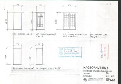 Dette er en tegning som viser detaljerte mål og spesifikasjoner for ulike typer dører (D1-D6). Den inneholder også et stempel fra bygningsmyndigheten i Drammen og informasjon om byggesaken på Hagtornveien 5.