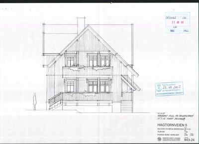 Fasadetegning av en trehus med utvendig utsikt, inkludert tak, vinduer og trapp.