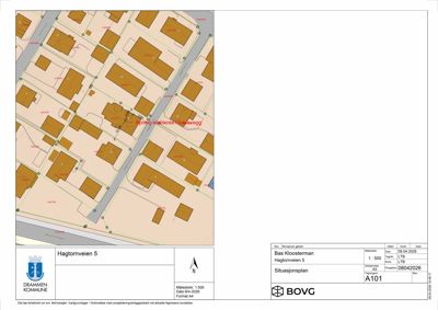 Situasjonsplan som viser bygningenes plassering på tomten i forhold til veier og naboeiendommer.