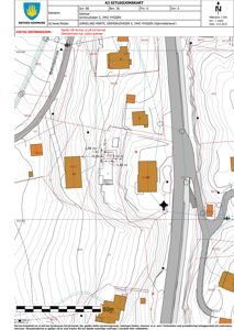 Situasjonskart som viser eiendomsgranser, topografi (konturlinjer), eksisterende bygninger og planlagt plassering for en ny bygning.