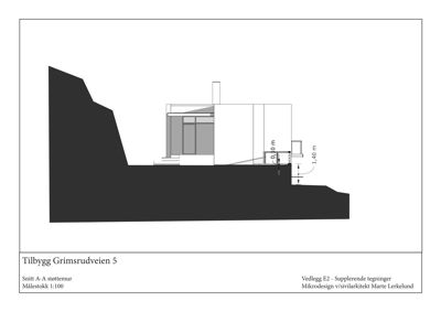 Snittegning (Snitt A-A) som viser bygningens tverrsnitt i forhold til terreng og støttemur.