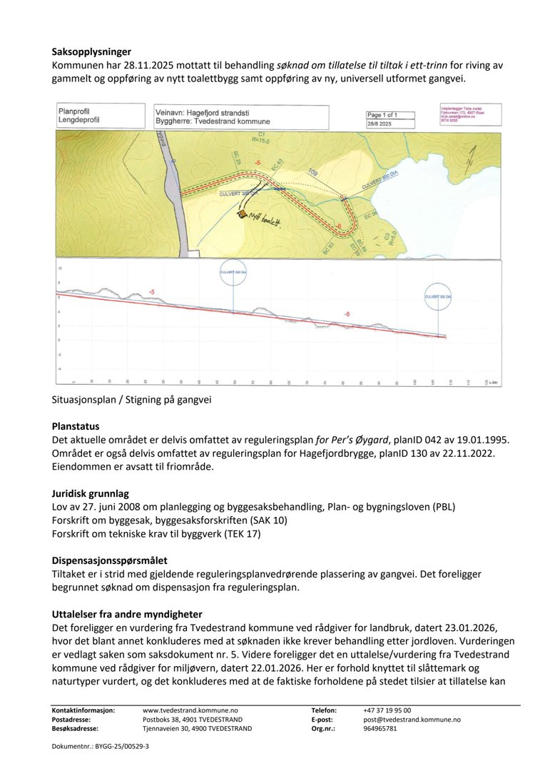 Situasjonsplan som viser bygningens plassering i forhold til gangvei og terrengprofil.