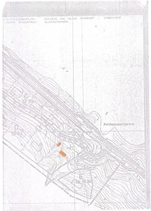 Situasjonsplan som viser tomtens beliggenhet i forhold til omgivelsene, inkludert høydekurver, vei (Kvithamarligrova), og nabotomter.