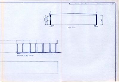 Snittegning (SNITT A-A) som viser bygningens tverrsnitt med mål og detaljer om bakveggen.