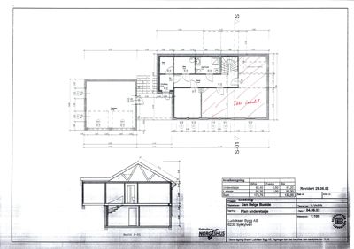 Bildet viser en snittegning (S-01) av en bygning, som viser romfordeling, trapp og takkonstruksjon i tverrsnitt.