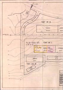 Situasjonsplan som viser tomtene (TOMT NR I, II, IV), bygninger (FABRIKK, LAGER) og deres plassering i forhold til hverandre og terrenget.