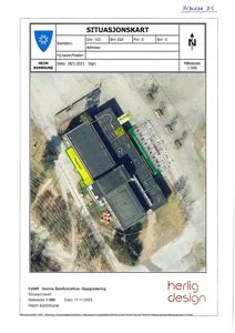 Situasjonskart som viser bygningens plassering på tomt, med mål, retning (N) og omgivelsene.