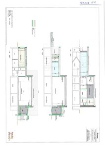 Etasjeplaner (skisser) som viser romfordeling, dører, vinduer og innredning for et hus.